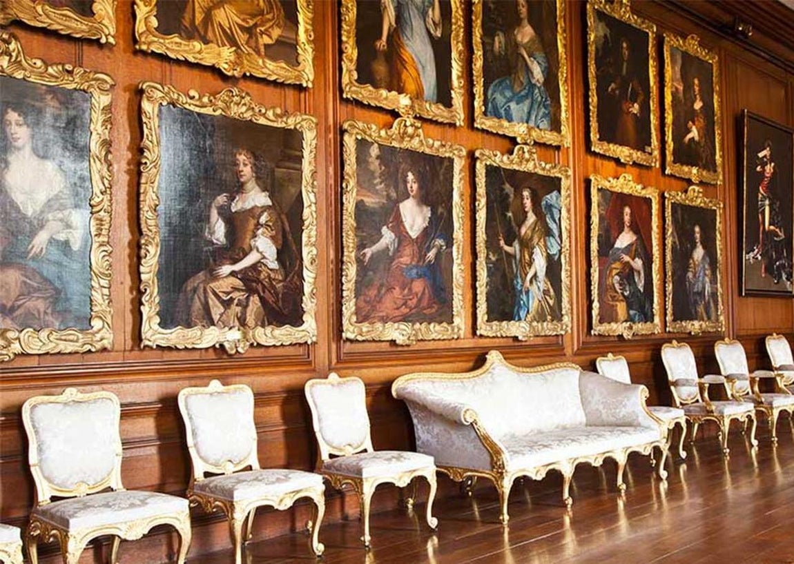 Althorp House, la mansión donde creció Diana de Gales. Situado a 122 kilómetros de Londres, esta finca de más de 1500 hectáreas se romenta a 1501, cuando la mansión se construyó y en donde han habitado todos los Spencer hasta la fecha donde además de socialités se han criado artistas o ciéntíficos.