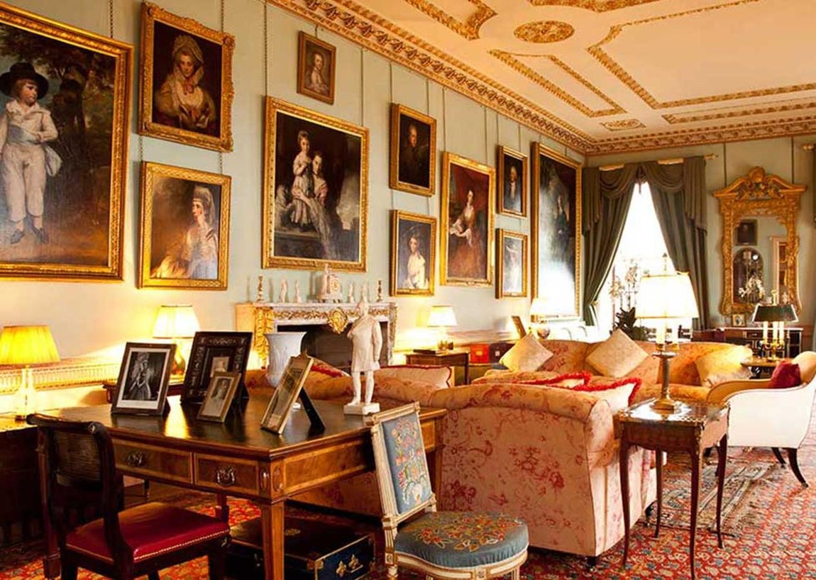 Althorp House, la mansión donde creció Diana de Gales. Sin embargo, desde el momento de su muerte siempre se ha especulado con que el ataúd que reside en Althorp House está vacío y que sus verdaderos restos están en la iglesia del pueblo junto con los de su padre y que su hermano Spencer lo ha ocultado siempre por lo lucrativo que le resulta.