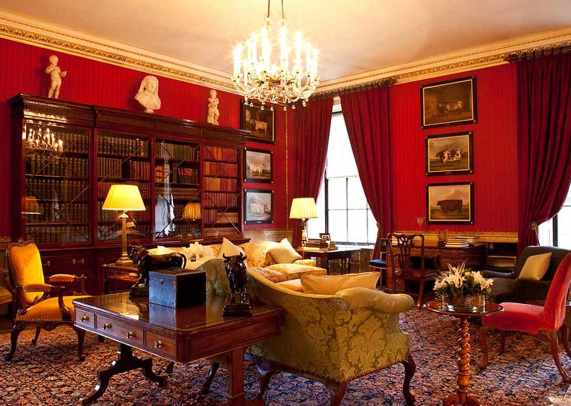 Althorp House, la mansión donde creció Diana de Gales. En sus múltiples salones no faltan las obras de arte de todo tipo, incluso posee un Museo Chino con más de 60 piezas orientales así como una de las colecciones de cerámicas más potentes de Europa.