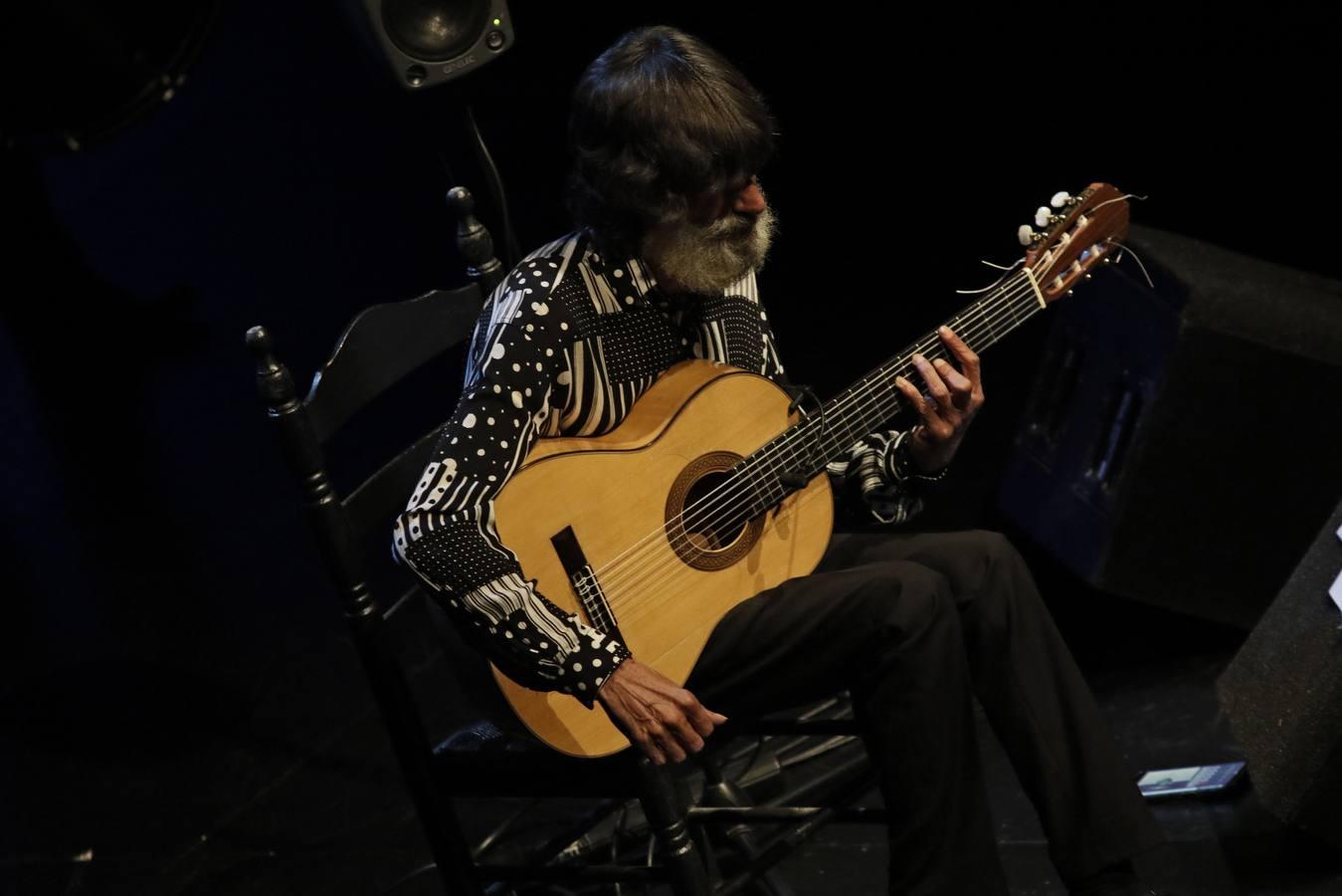 Caracafé hace hablar a su guitarra flamenca en Sevilla, en imágenes