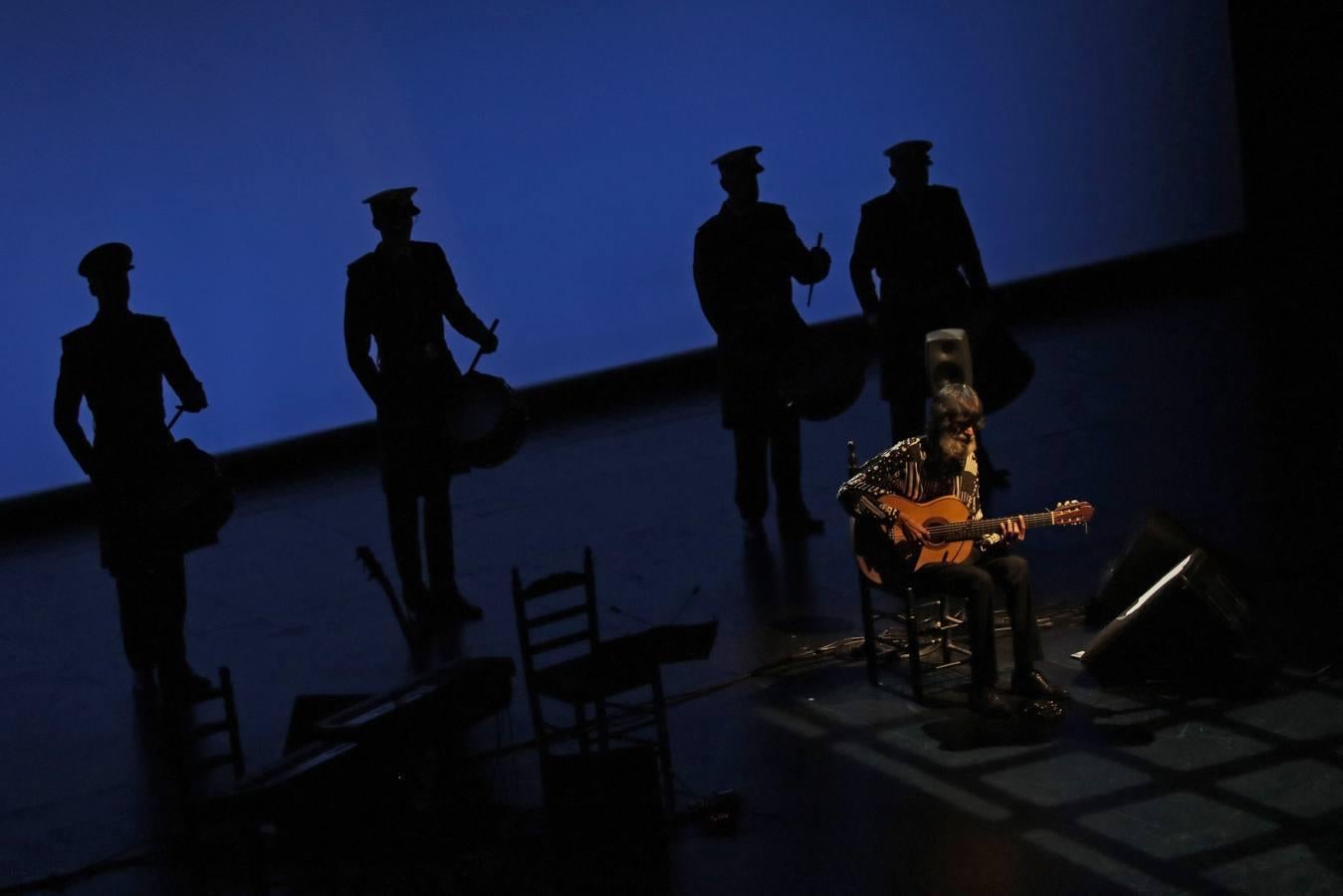 Caracafé hace hablar a su guitarra flamenca en Sevilla, en imágenes