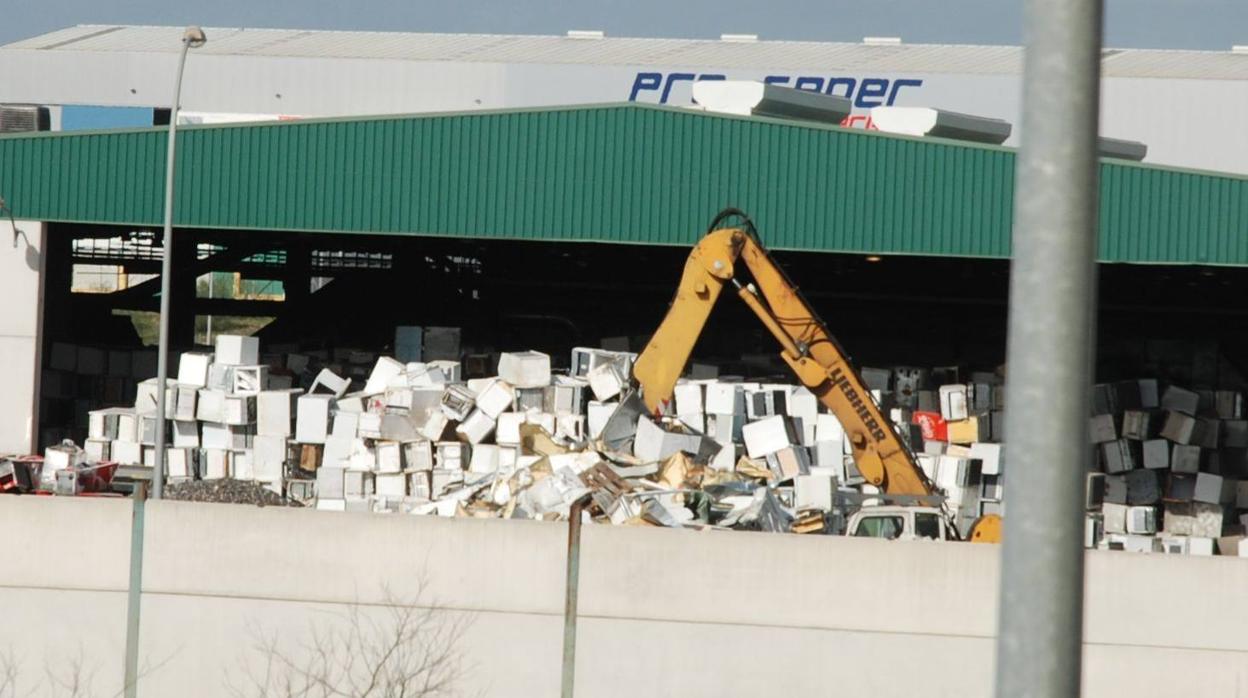 Las imágenes del tratamiento irregular de los electrodomésticos en la planta de Aznalcóllar