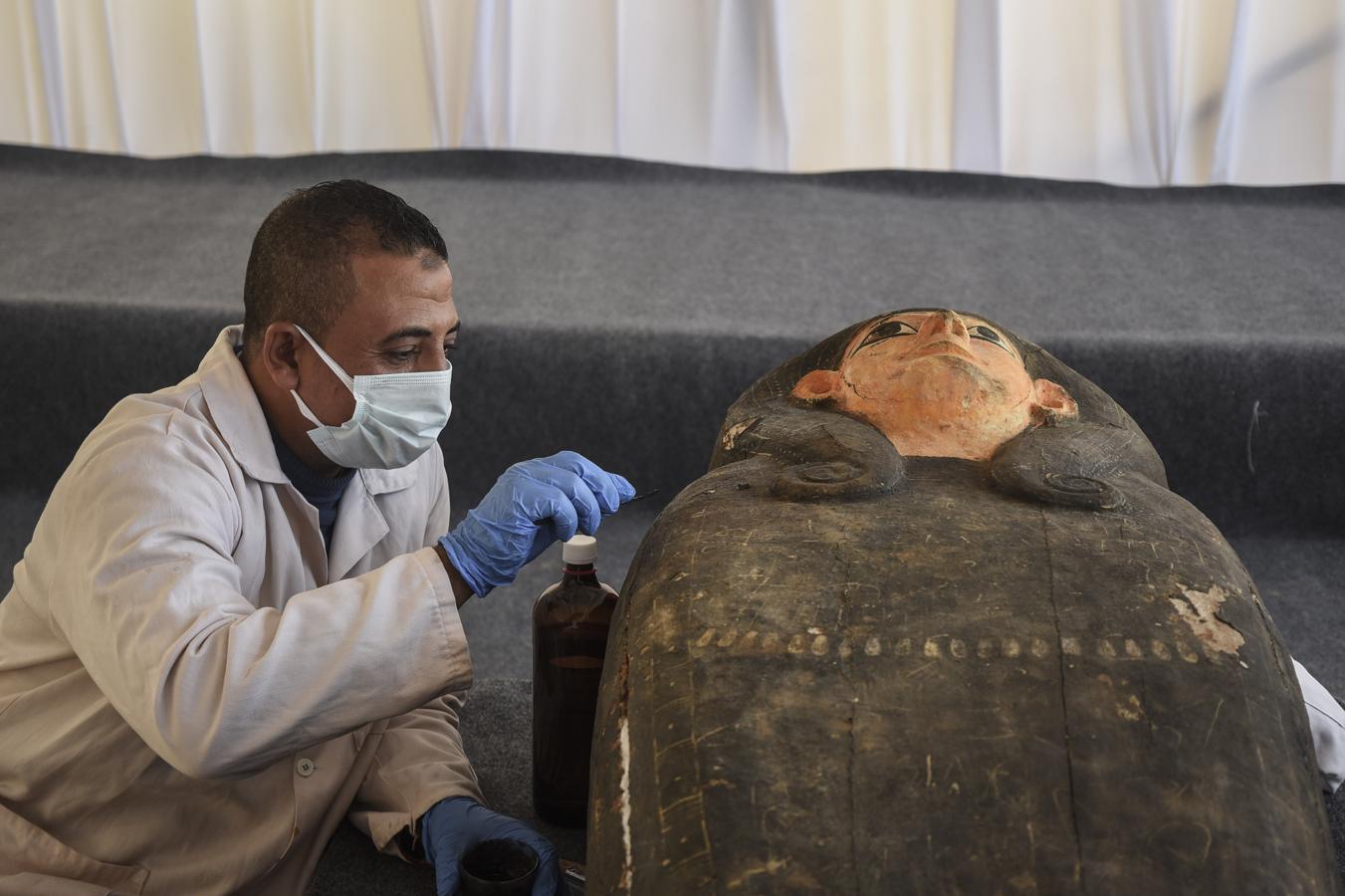 Además del centenar de sarcófagos sellados, hay 40 máscaras funerarias de la diosa de la necrópolis. 