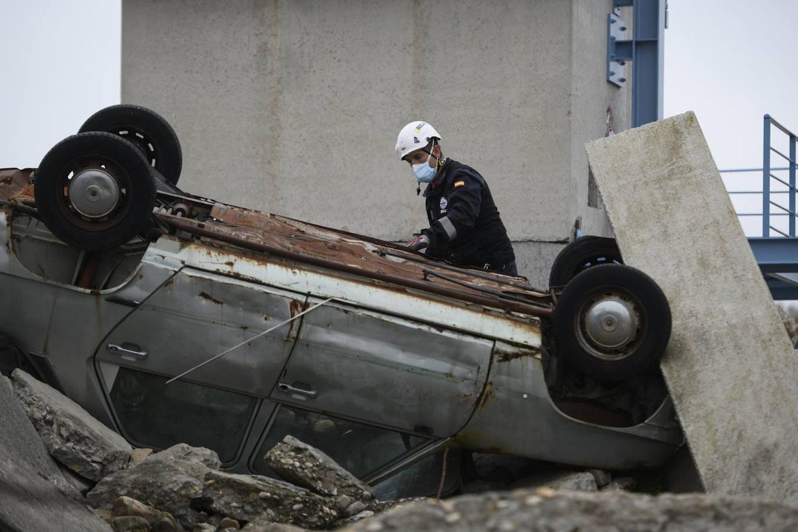 Un coche derruido entre los escombros. 