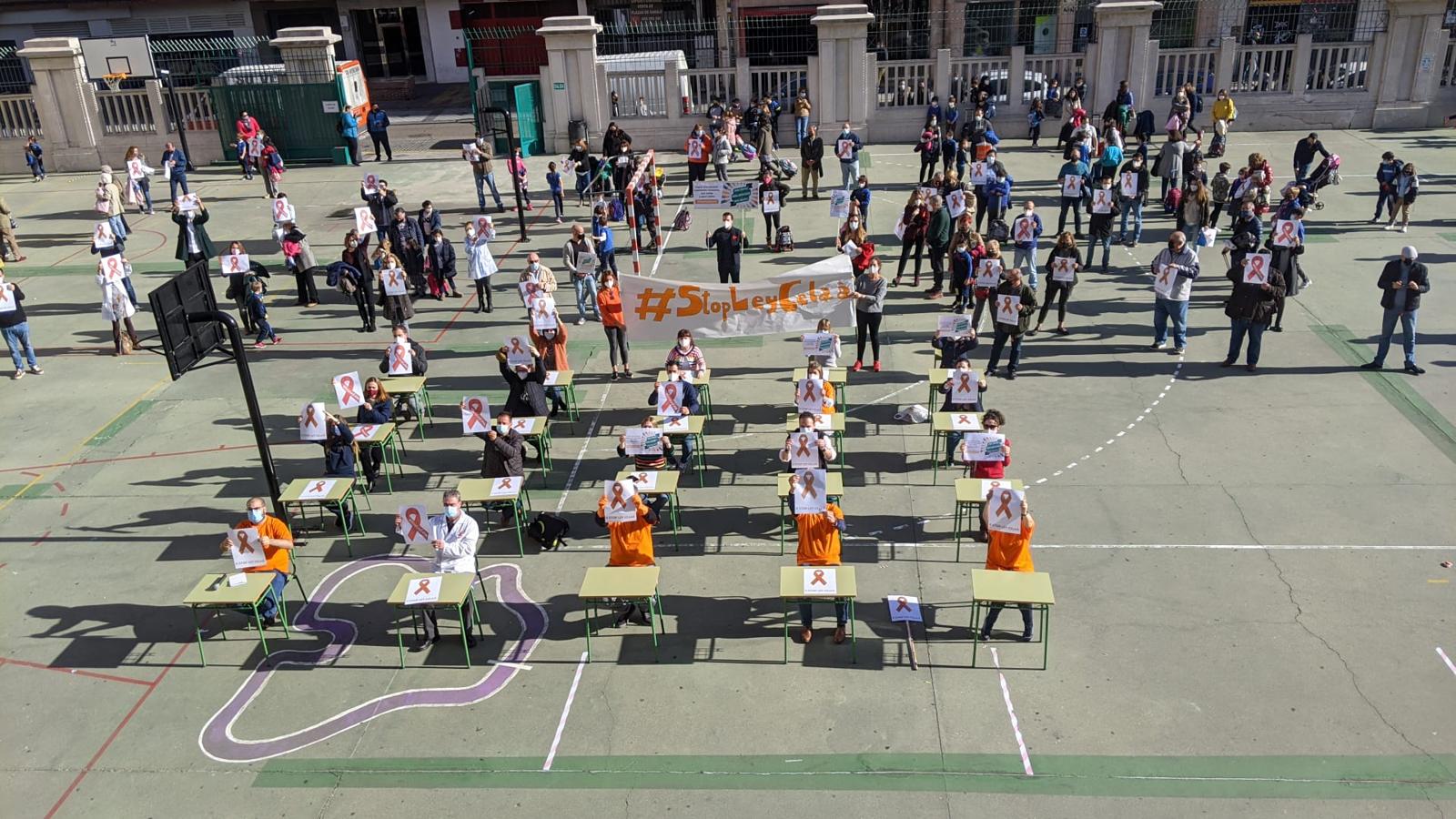 La Salle en Valladolid saca las mesas del aula al patio. 