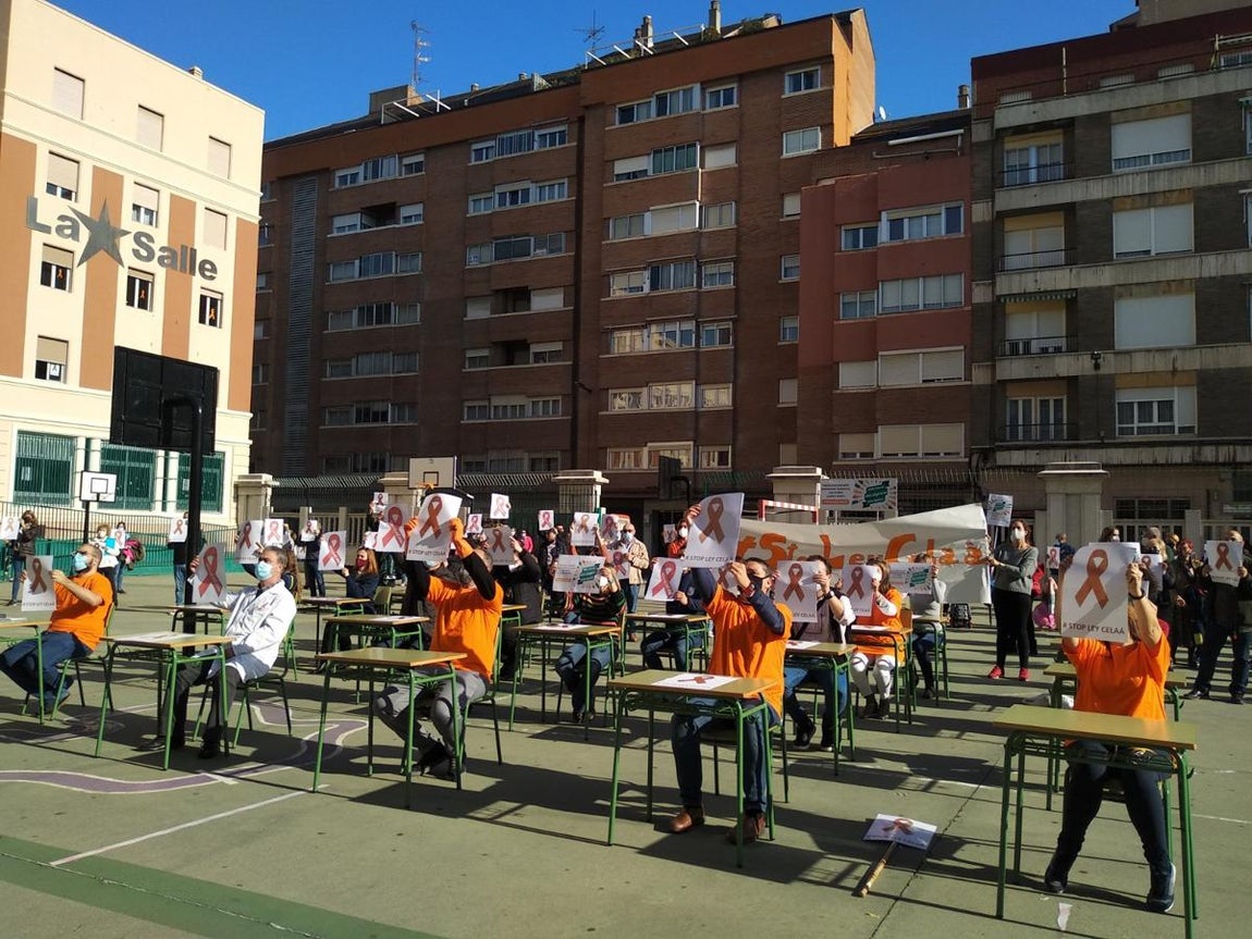Lazos naranjas en La Salle de Valladolid. 