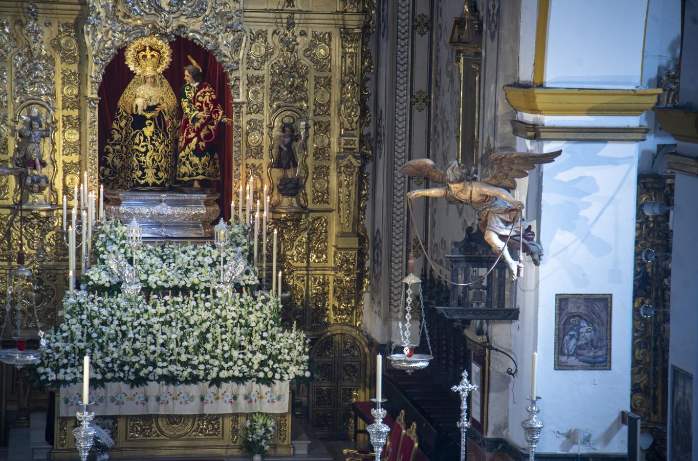 Altar del aniversario de la coronación canónica de la Virgen de la Amargura