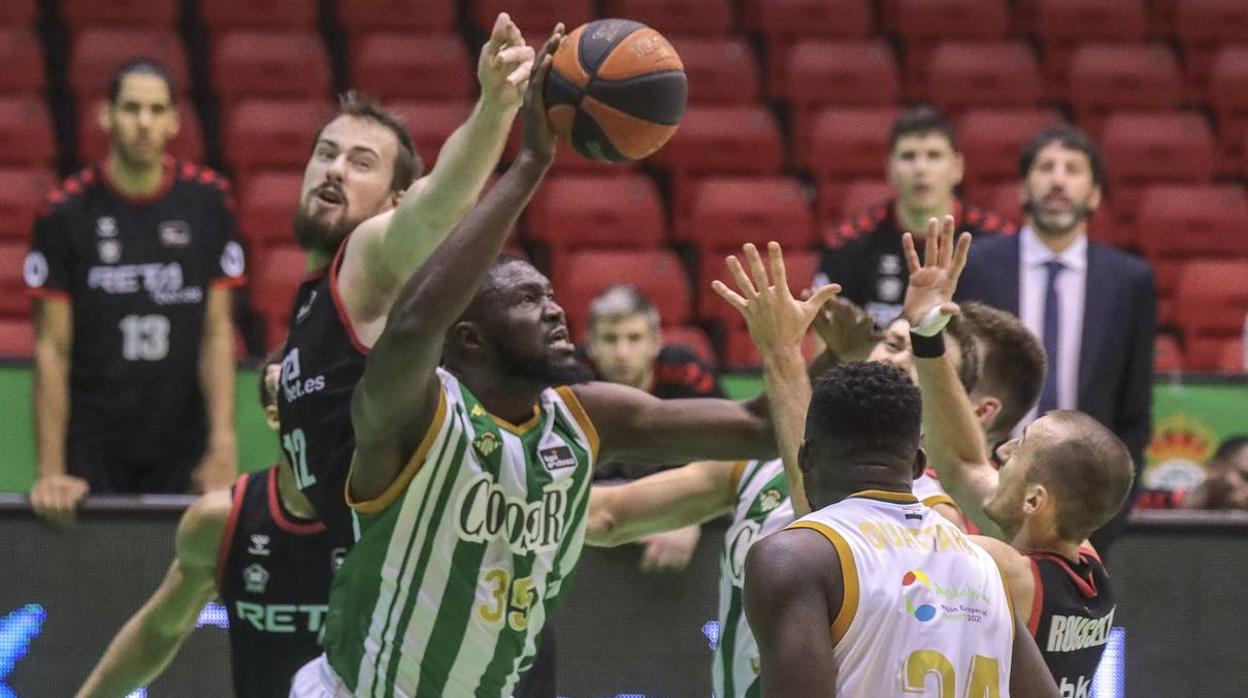 Las mejores imágenes del partido entre el Coosur Real Betis y el Bilbao Basket