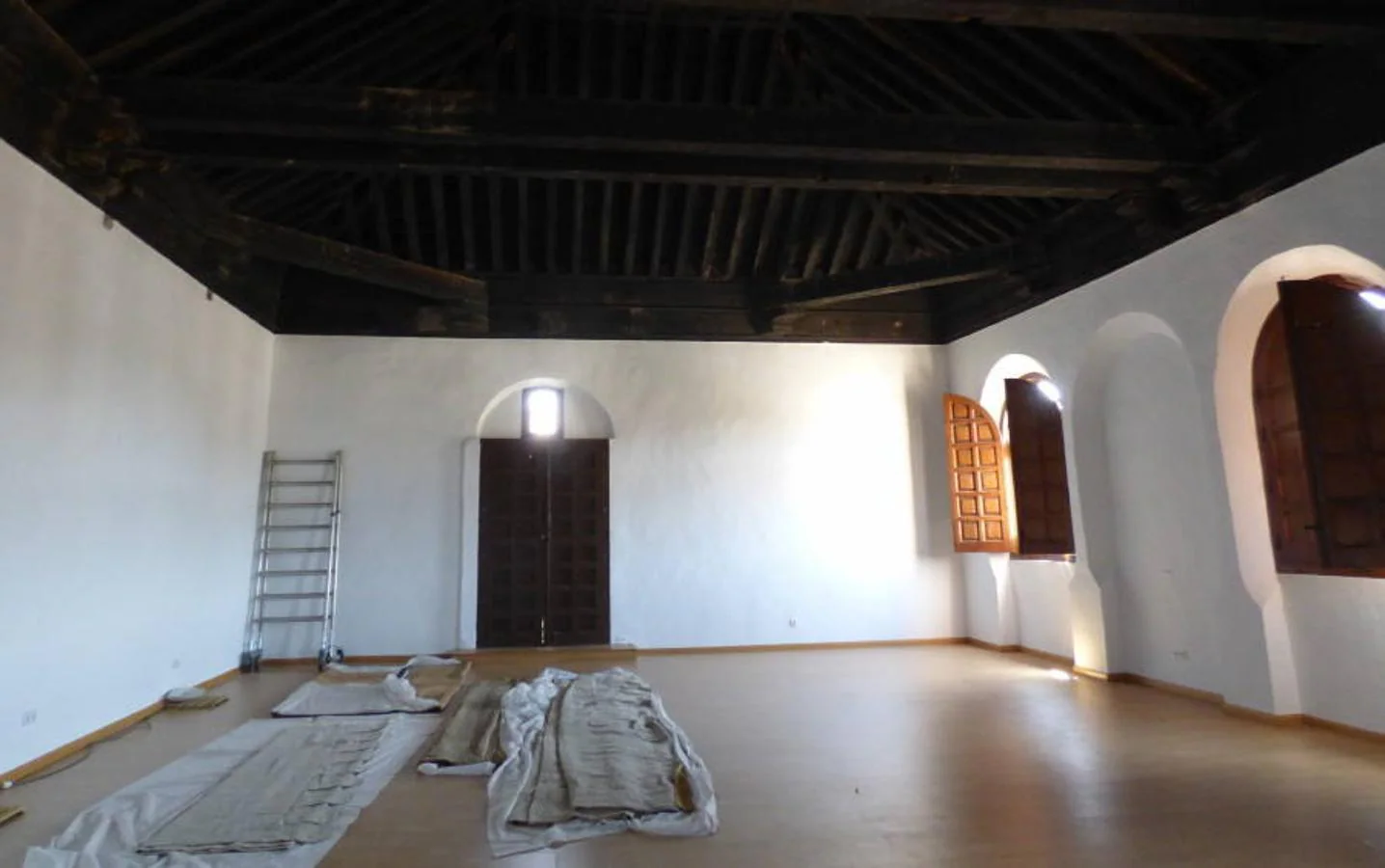 Interior del antiguo taller de cerería en 2014. De frente, la puerta del balcón con la garrucha dispuesta sobre los Cuatro Tiempos. FOTO RAFAEL DEL CERRO. 