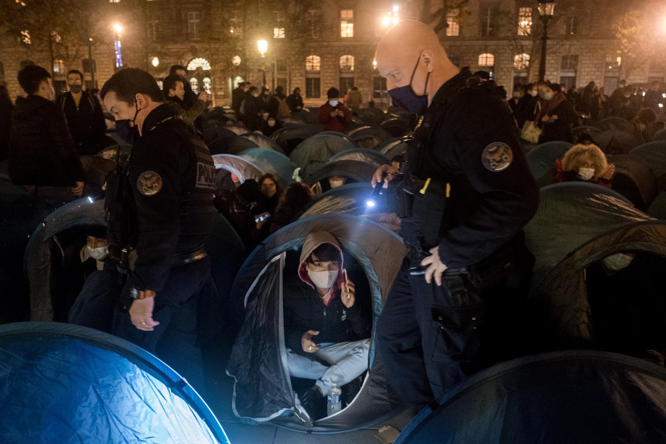 En imágenes: Así ha sido el desalojo de un campamento de inmigrantes en el centro de París