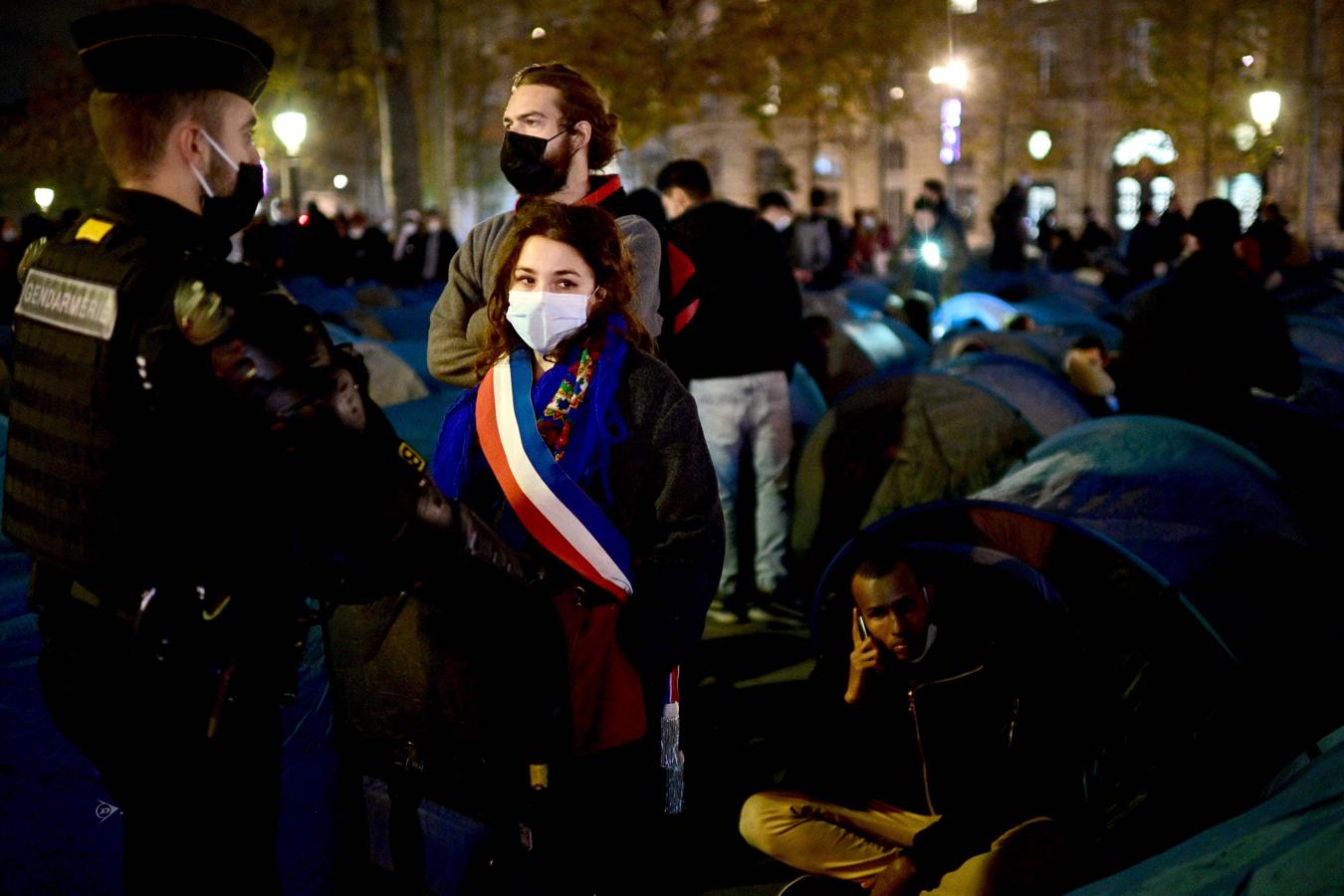 En imágenes: Así ha sido el desalojo de un campamento de inmigrantes en el centro de París