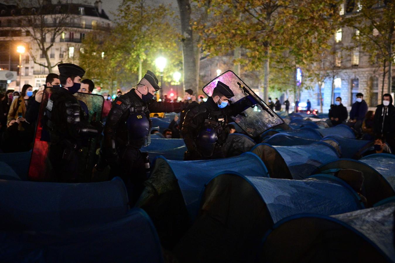 En imágenes: Así ha sido el desalojo de un campamento de inmigrantes en el centro de París