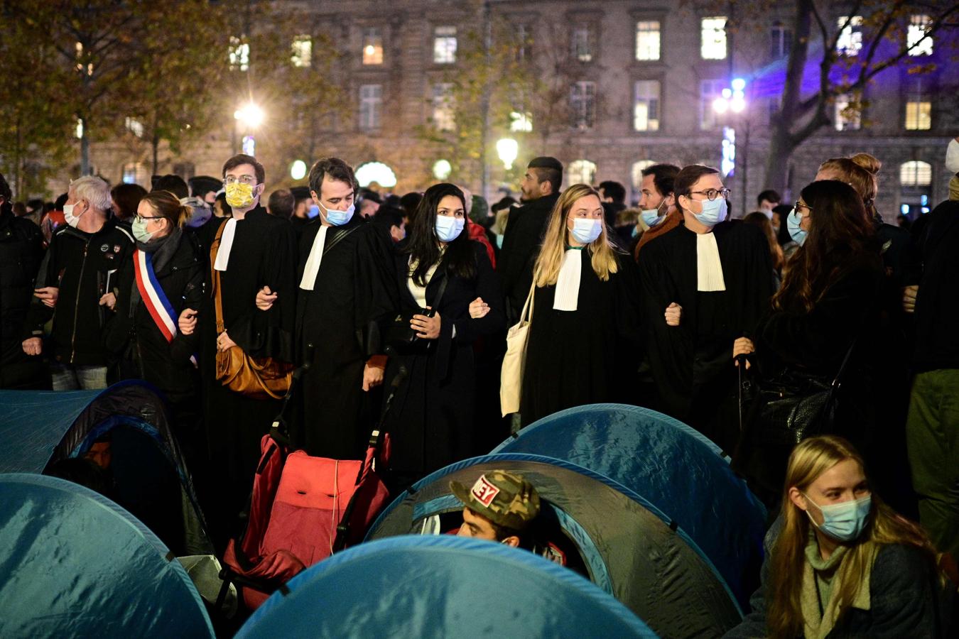 En imágenes: Así ha sido el desalojo de un campamento de inmigrantes en el centro de París