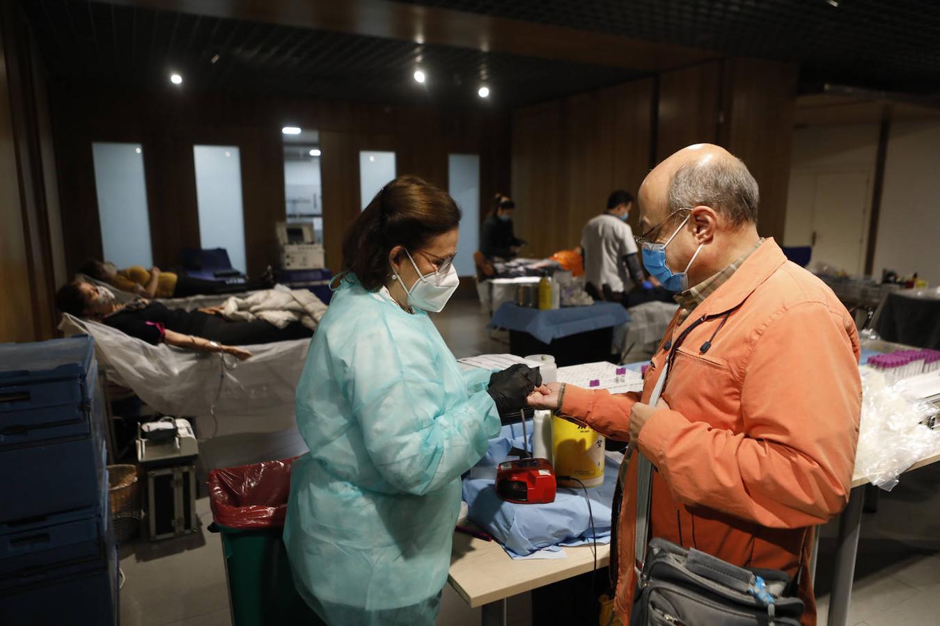 La donación de sangre en la Fundación Cajasol en Córdoba, en imágenes