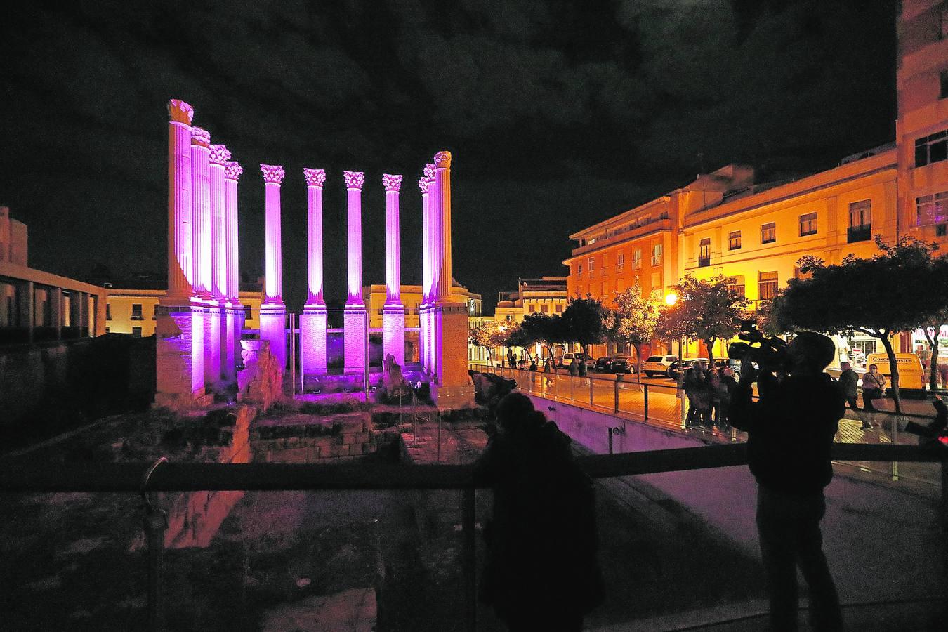 El Templo Romano de Córdoba se enciende contra la violencia machista