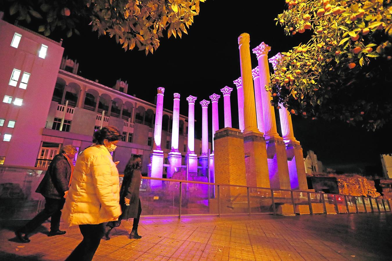 El Templo Romano de Córdoba se enciende contra la violencia machista