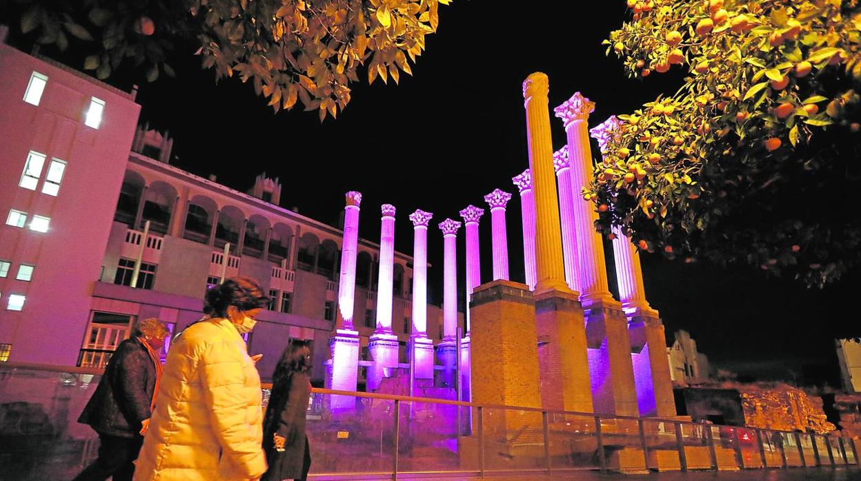 El Templo Romano de Córdoba se enciende contra la violencia machista