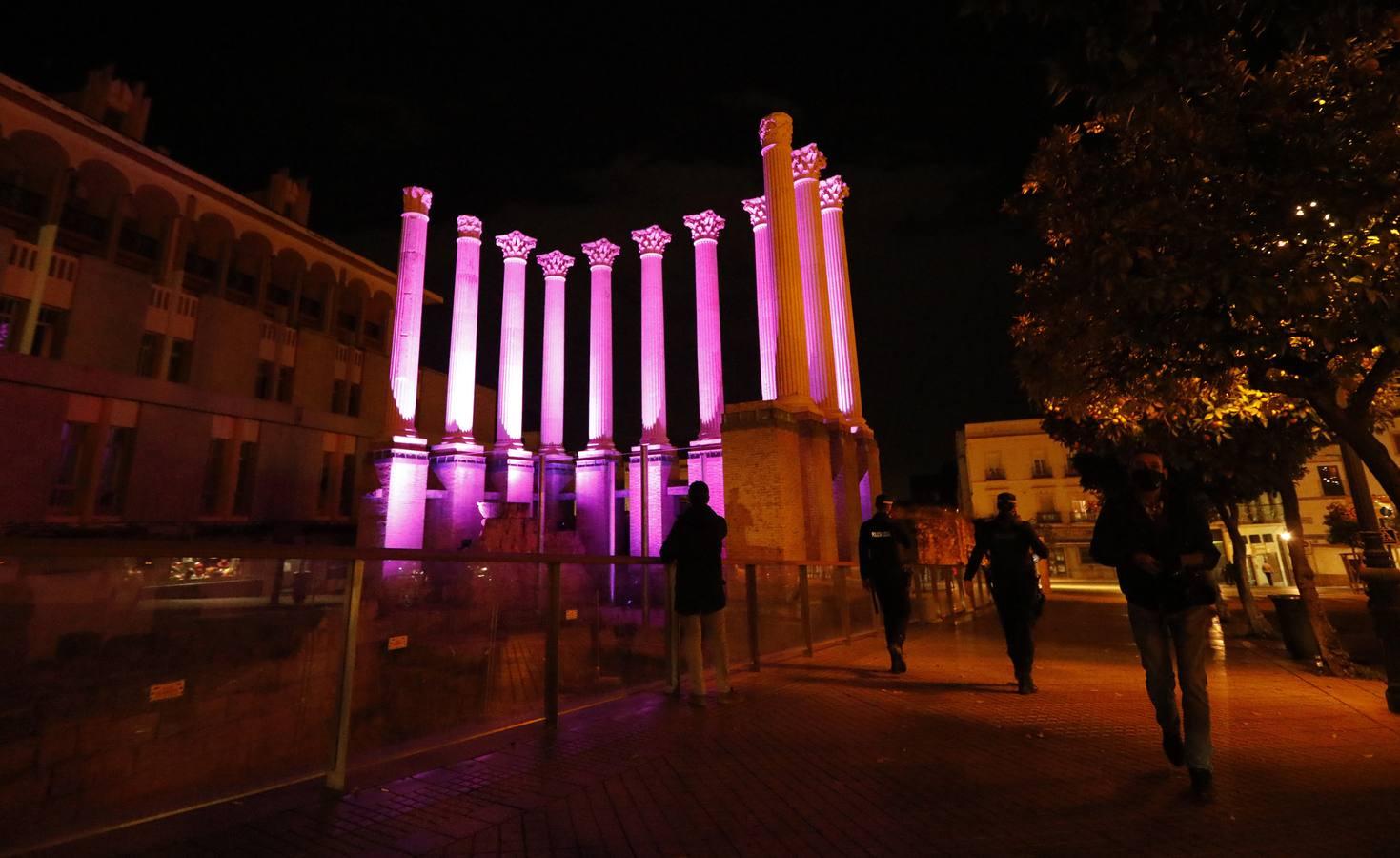 El Templo Romano de Córdoba se enciende contra la violencia machista