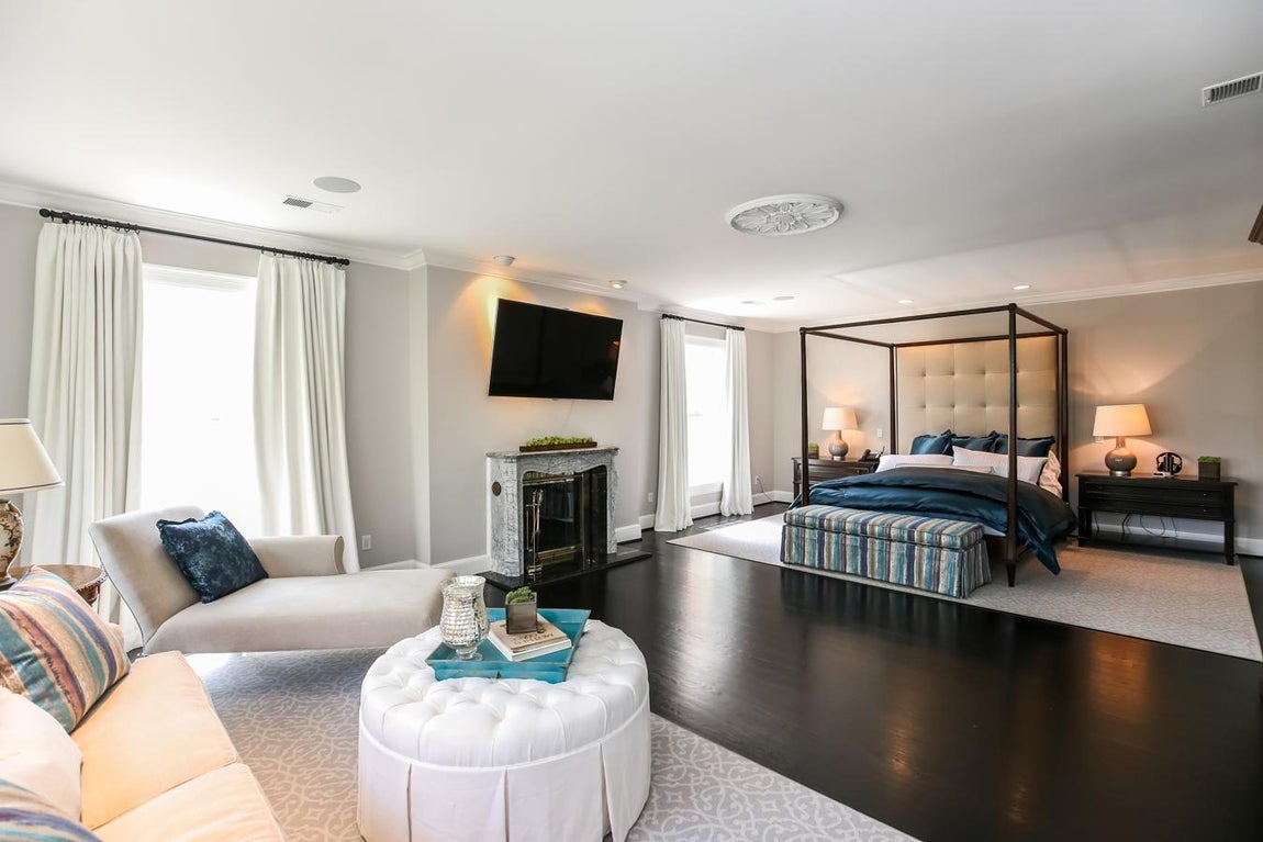 La mansión que conquistó a Joe Biden. La suite principal no tiene nada que envidiar a la de los mejores hoteles, y es que posee unas dimensiones que bien podrían ser las de un apartamento. Incluye además del salón contiguo, otra sala de estar independiente y dos vestidores.