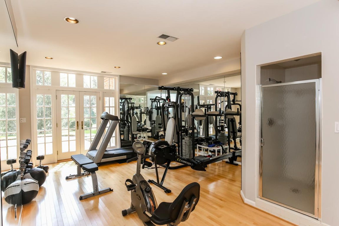 La mansión que conquistó a Joe Biden. Además, hay un gimnasio completamente equipado con ducha y sauna.