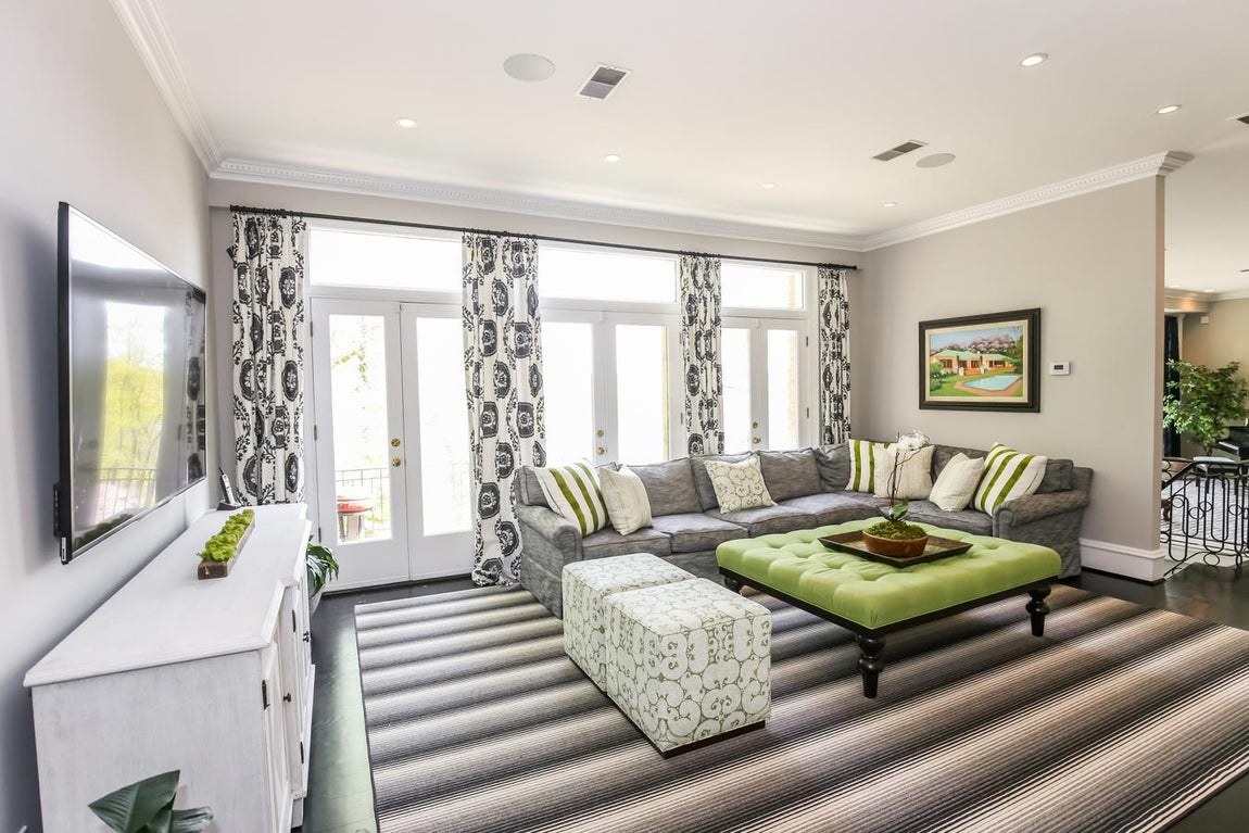 La mansión que conquistó a Joe Biden. Las pinceladas de color no faltan en las salas comunes, que se caracterizan por ser bastante amplias y estar dispuestas de un modo en el que algunos espacios quedan abiertos prescindiendo de puertas.