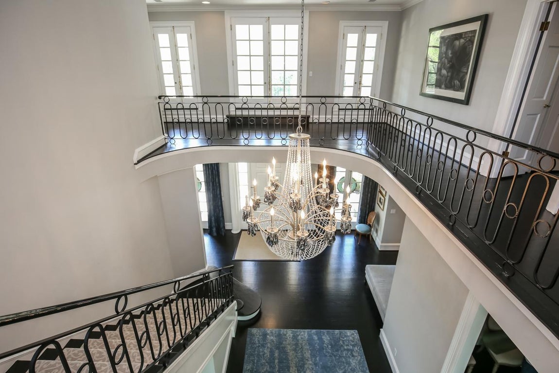 La mansión que conquistó a Joe Biden. La lámpara de araña y la majestuosa escalera le añaden un plus de elegancia al recibidor. Otro de los detalles que no hay que perder de vista es el barrio en el que está situado, denominado la Costa de Oro por ser uno de los más deseados de la zona.