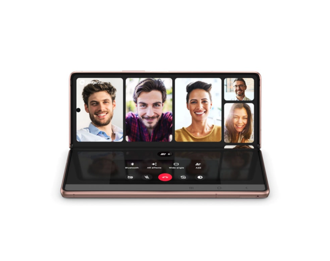 Samsung Galaxy Z Fold 2 5G. Se trata del tercer dispositivo plegable de Samsung y hace las veces de smarthpone, al estar plegado, y las veces de Tablet, cuando se abre. Cuenta con una pantalla plegable de cristal ultrafino de 7,6 pulgadas que te permite ver el contenido como nunca antes gracias a la pantalla AMOLED dinámica 2X. Su cámara con modo flex y encuadre automático te permite grabar videoblogs en manos libres con un enfoque perfecto, entre otras muchas cosas. Su precio es de 2.009 euros.