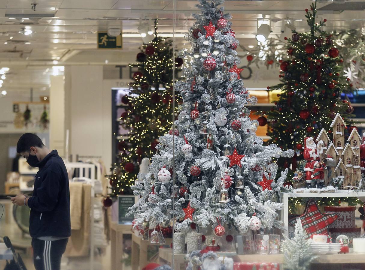 En imágenes, la Navidad llega a las tiendas de Sevilla