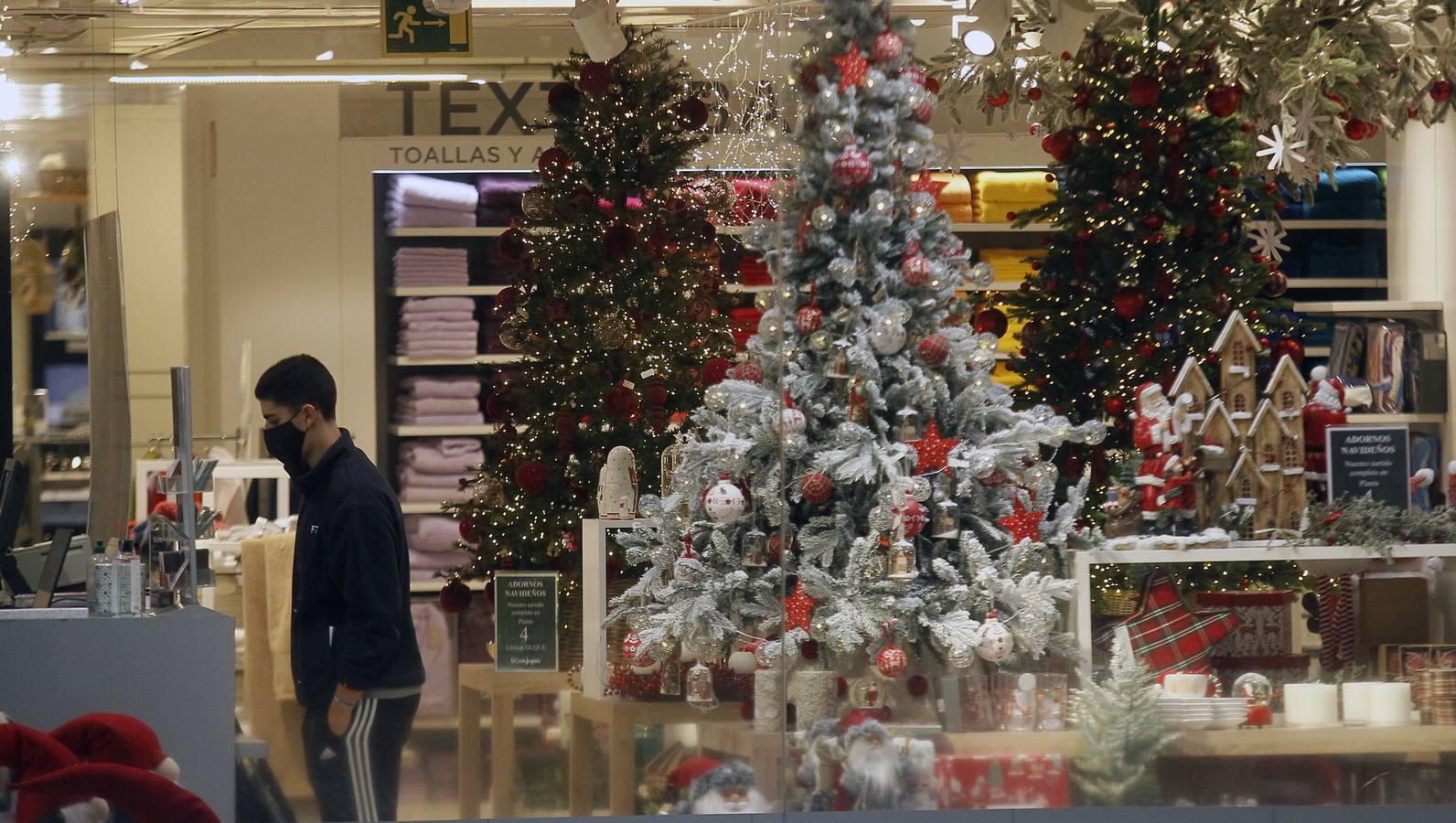 En imágenes, la Navidad llega a las tiendas de Sevilla