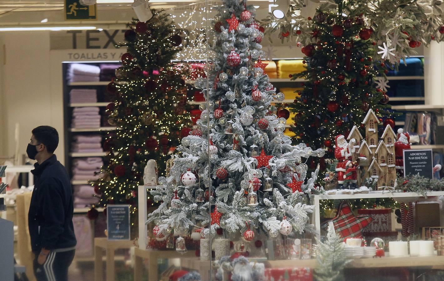 En imágenes, la Navidad llega a las tiendas de Sevilla