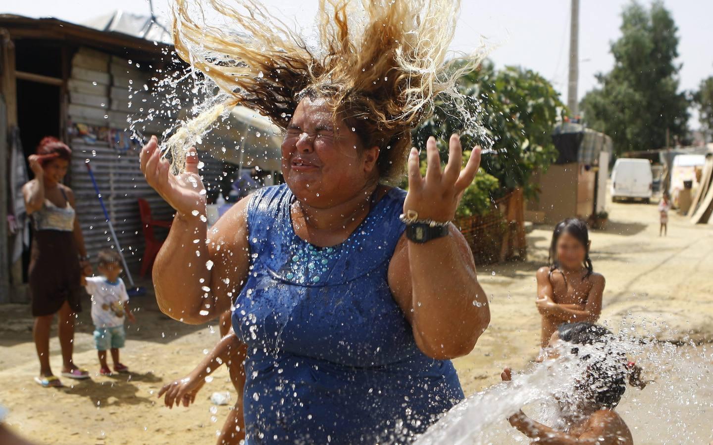 Una vecina del Vacie refrescándose ante las altas temperaturas del verano de 2011