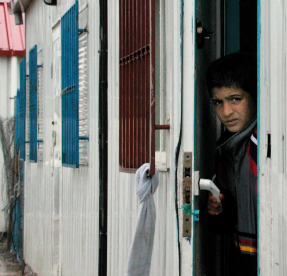 Un niño sal del interior de una de las casas prefabricadas que se instalaron en el Vacie en el año 1991