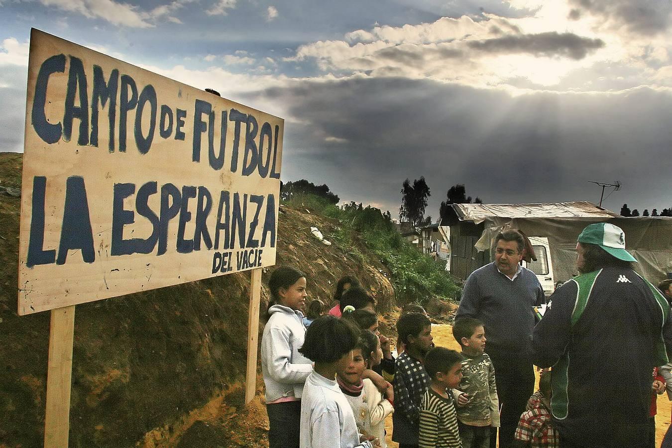 Zoido y el dinamizador social Jorge Morillo, atendiendo a los niños del Vacie