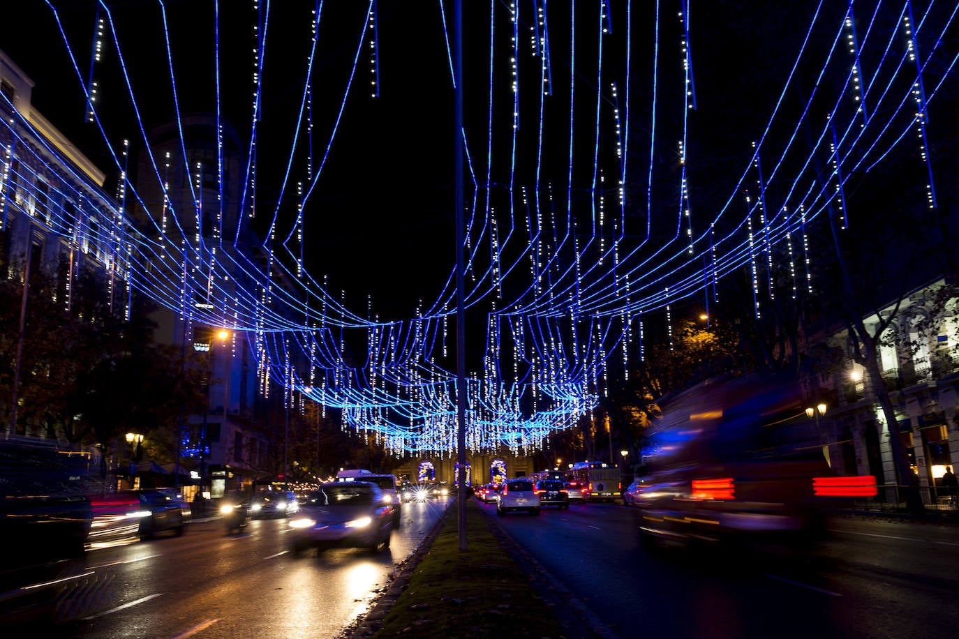 La vicealcaldesa, Begoña Villacís, ha asegurado que alumbrar esta Navidad ha sido «una decisión acertada», ya que es necesario ver «que es un Madrid iluminado y que sigue luchando». 