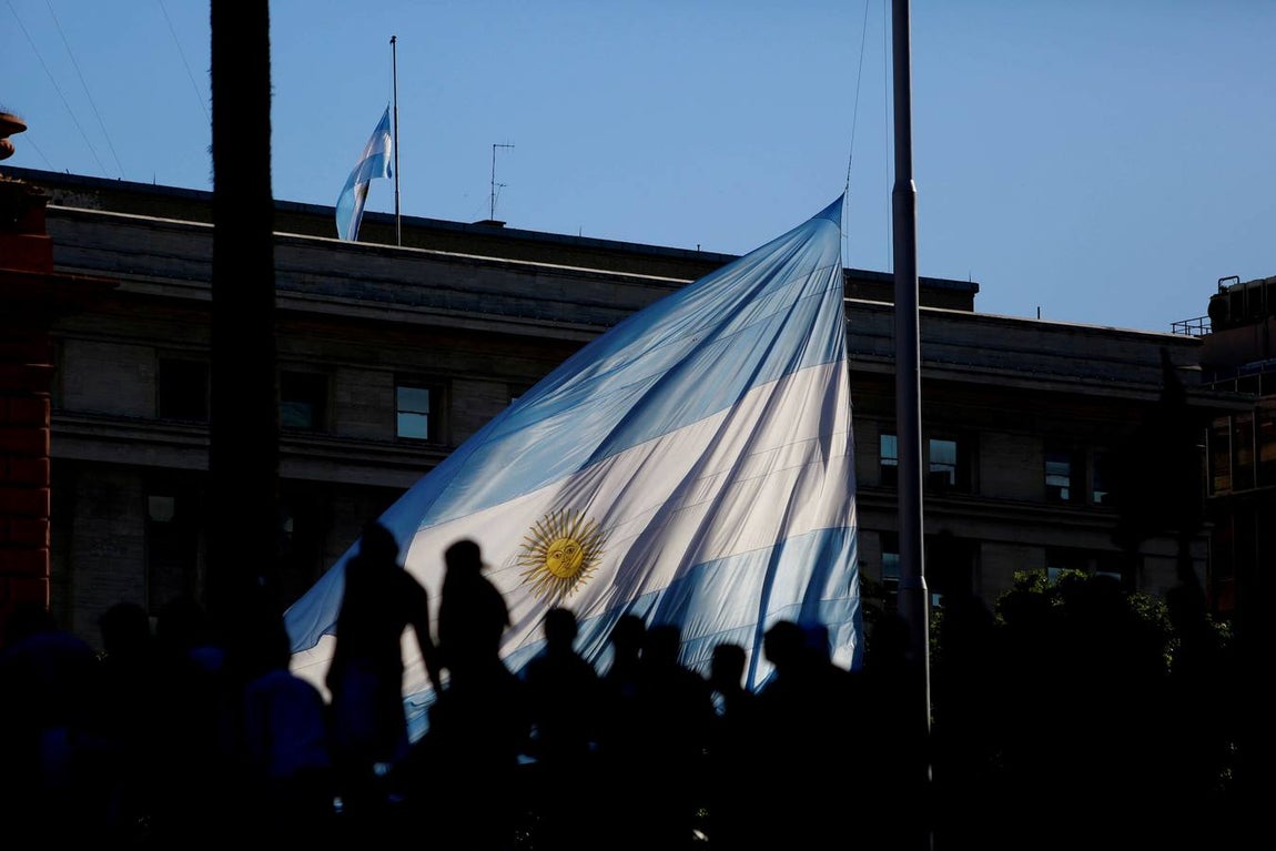 La capilla ardiente de Diego Armando derivó en disturbios después de que muchos aficionados se quedasen sin tiempo para despedir al futbolista