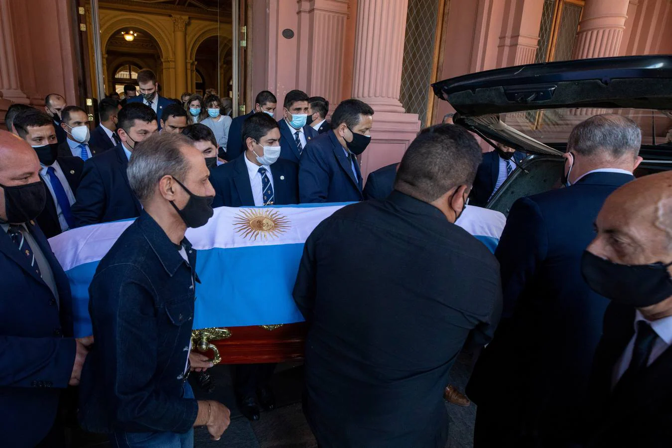 La capilla ardiente de Diego Armando derivó en disturbios después de que muchos aficionados se quedasen sin tiempo para despedir al futbolista