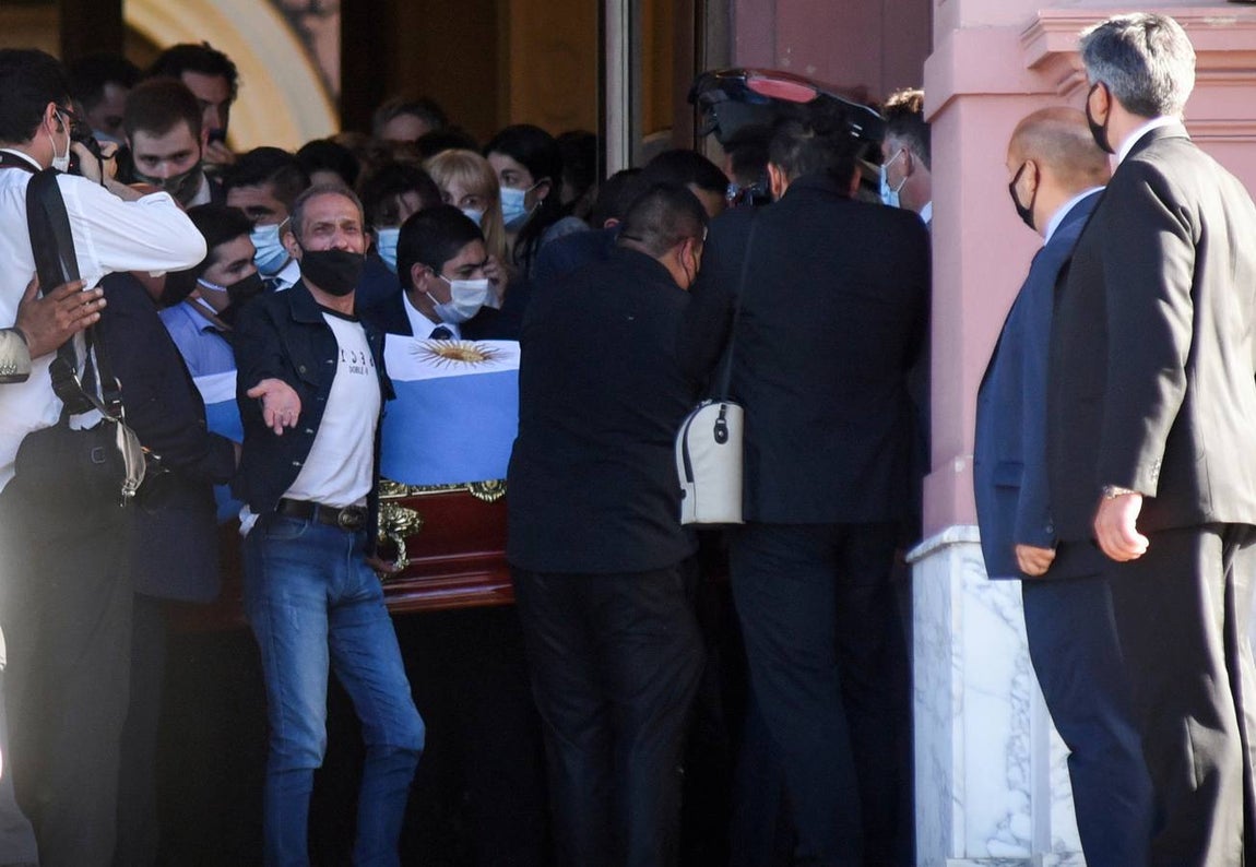 La capilla ardiente de Diego Armando derivó en disturbios después de que muchos aficionados se quedasen sin tiempo para despedir al futbolista