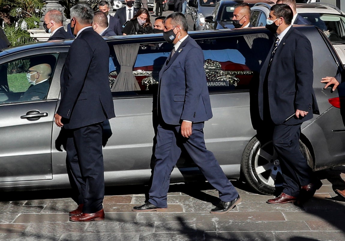 La capilla ardiente de Diego Armando derivó en disturbios después de que muchos aficionados se quedasen sin tiempo para despedir al futbolista