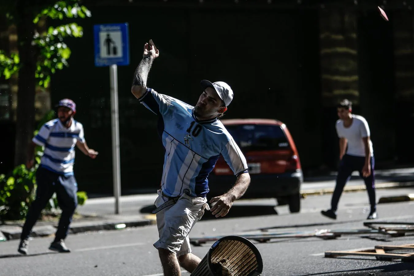 La capilla ardiente de Diego Armando derivó en disturbios después de que muchos aficionados se quedasen sin tiempo para despedir al futbolista
