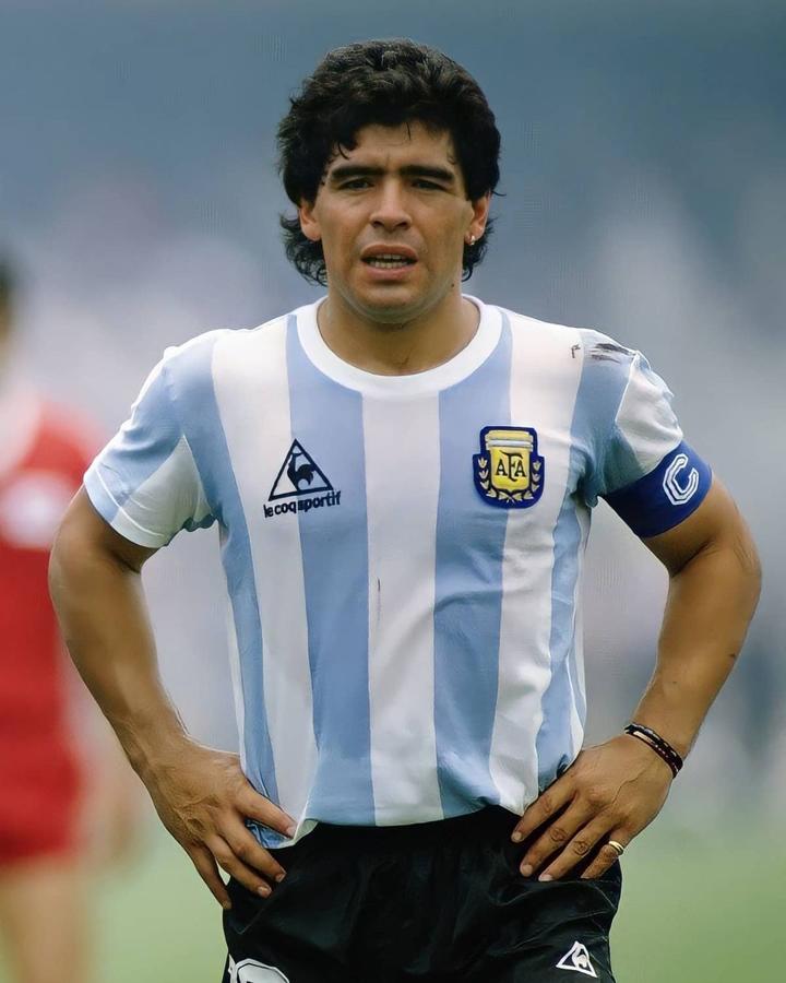 Una vida polémica. Maradona ha marcado un antes y un después en la historia del fútbol. Aunque en lo personal su vida estuvo llena de turbulencias relacionadas con el mundo de las drogas y problemas con la justicia, de lo que no hay duda es que supo aprovecharla al máximo sin prescindir del lujo en todas sus formas. Coches, barcos, mansiones, joyas, relojes, viajes en los mejores hoteles del mundo… No se privó de nada. En cuanto a lo que sucedería con sus bienes materiales el día que falleciese, lo tenía muy claro: “No voy a dejar nada… Todo lo que corrí en mi vida lo voy a donar”, anunció el año pasado en un vídeo publicado en su cuenta de Instagram. A continuación repasamos algunas de sus mayores excentricidades.