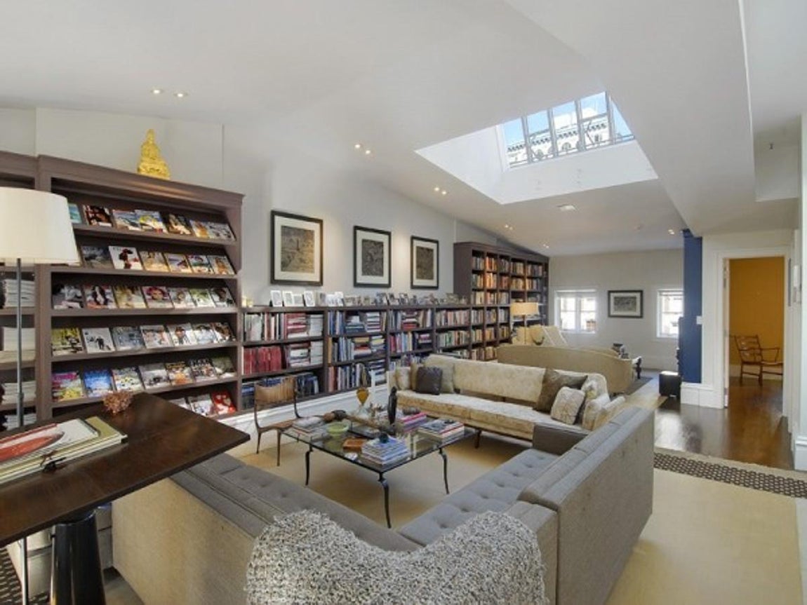 La casa que Sarah Jessica Parker ha vendido en Nueva York. El apartamento data de 1864 y posee una superficie de 480 metros cuadrados repartidos en dos plantas y posee dos terrazas y un pequeño jardín.