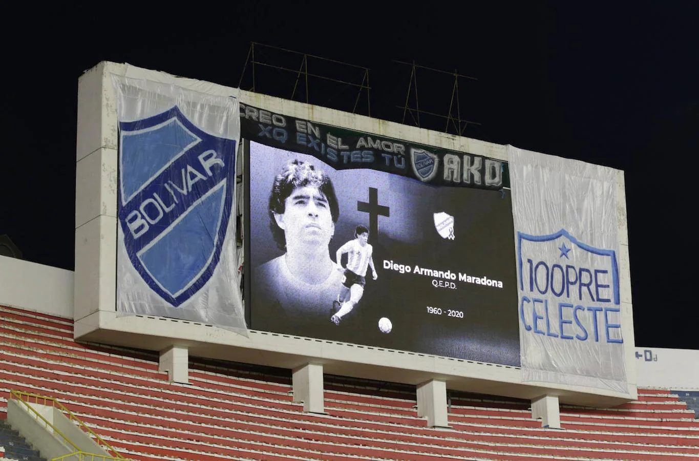 En la Copa Sudaméricana también se rindió tributo al astro argentino. 