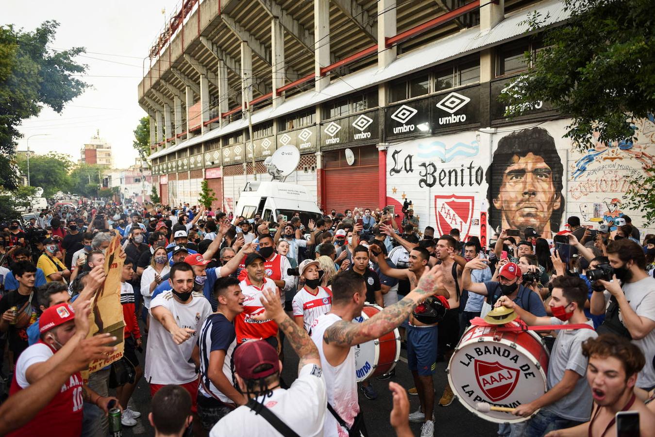 Una gran multitud de aficionados dedica cánticos a Maradona en las afueras del estadio que lleva el nombre de la estrella argentina. 