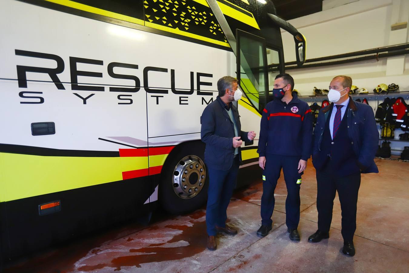 El entrenamiento de los bomberos de Córdoba en el rescate de víctimas en autobús, en imágenes