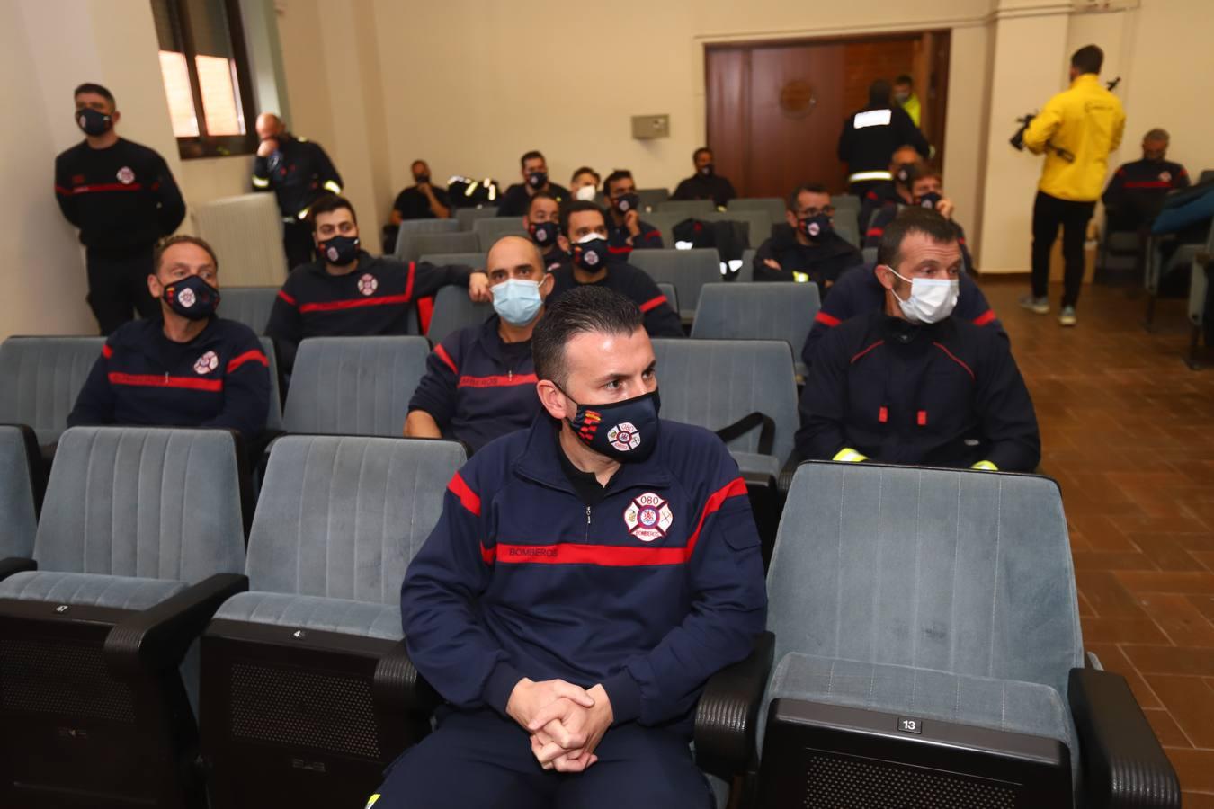 El entrenamiento de los bomberos de Córdoba en el rescate de víctimas en autobús, en imágenes