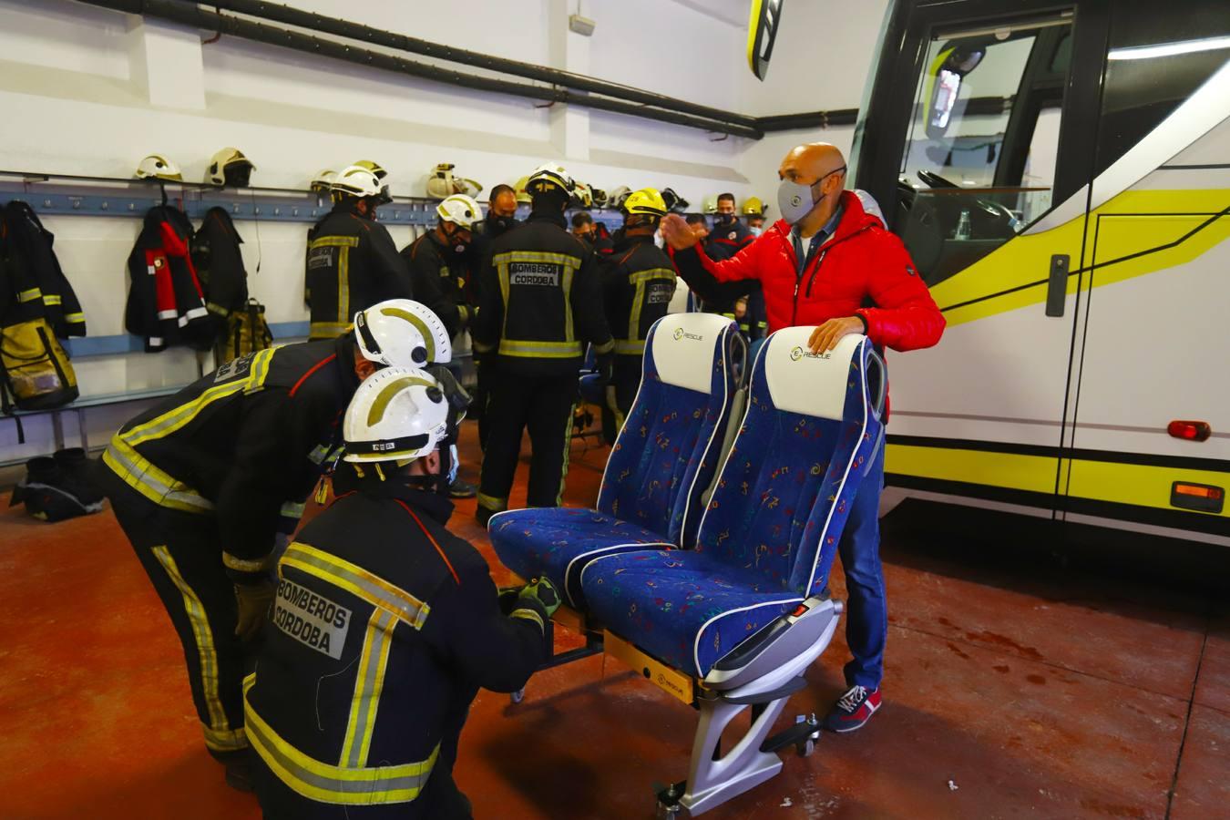 El entrenamiento de los bomberos de Córdoba en el rescate de víctimas en autobús, en imágenes