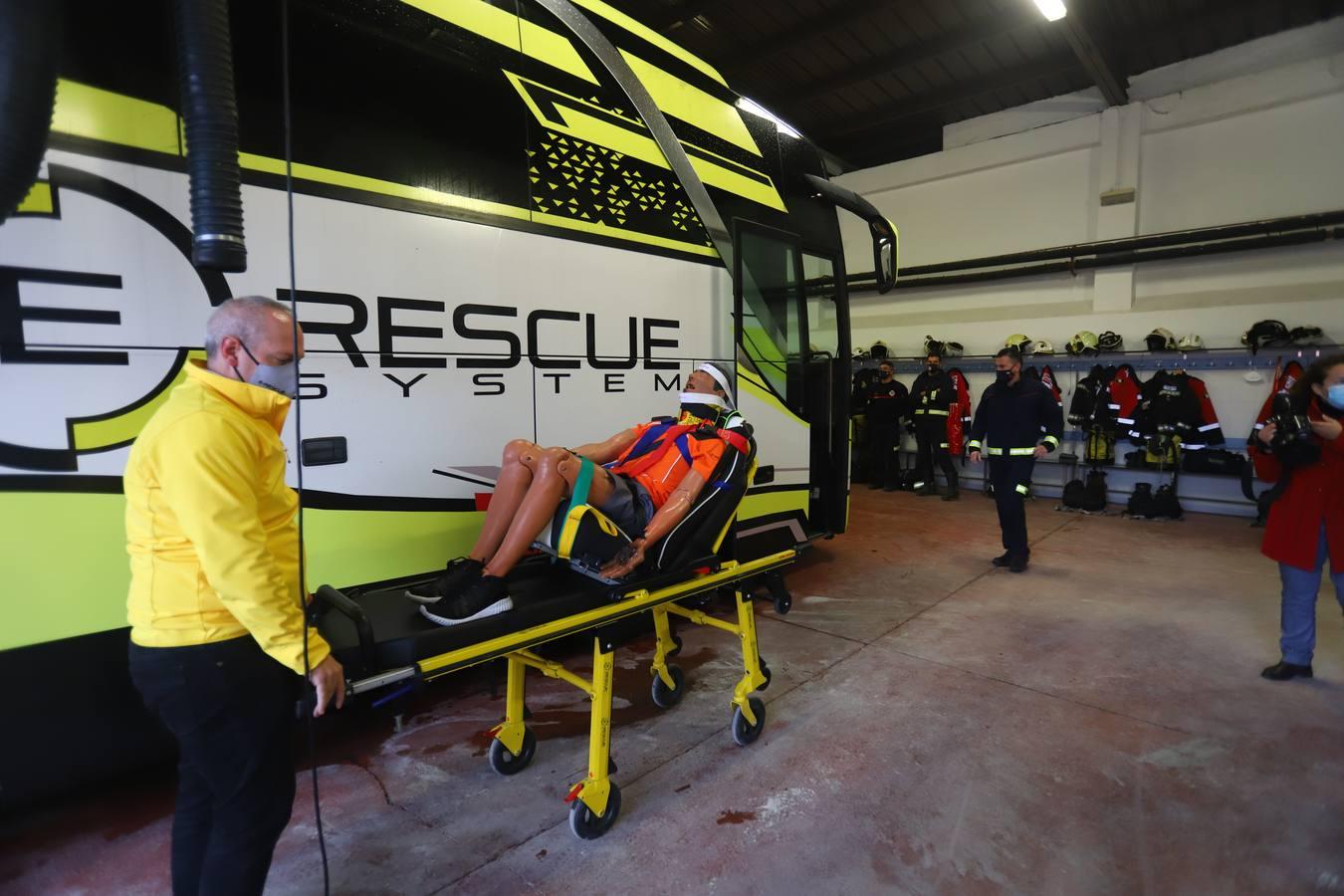 El entrenamiento de los bomberos de Córdoba en el rescate de víctimas en autobús, en imágenes