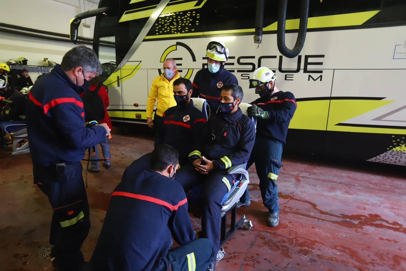 El entrenamiento de los bomberos de Córdoba en el rescate de víctimas en autobús, en imágenes