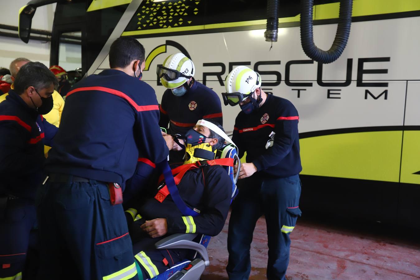 El entrenamiento de los bomberos de Córdoba en el rescate de víctimas en autobús, en imágenes