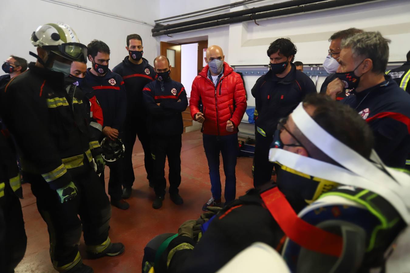 El entrenamiento de los bomberos de Córdoba en el rescate de víctimas en autobús, en imágenes